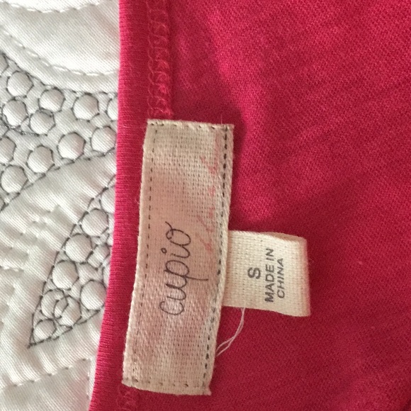 Cute pink top with bow detail in back - Picture 3 of 3